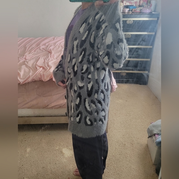 Gabrielle Union | EUC Long Gray Fuzzy Leopard Cozy Button Up Cardigan (SIZE M) - Picture 14 of 15